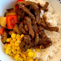 Snapdishの料理写真:Sukiyaki Beef w/ Buttercorn, Paprika and ehgplant in Ponzu and rice|sonderbarmiiさん