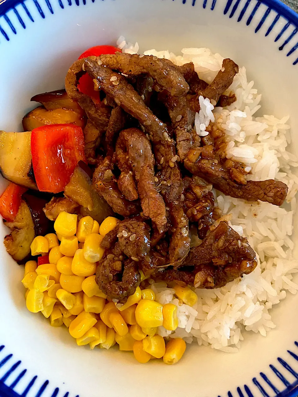 Snapdishの料理写真:Sukiyaki Beef w/ Buttercorn, Paprika and ehgplant in Ponzu and rice|sonderbarmiiさん