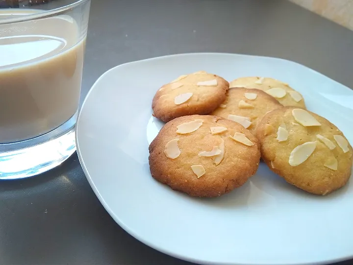 Snapdishの料理写真:Almond butter cookies with earl grey milktea 🍪🥛
Biscuits au beurre d'amande avec thé lacté earl grey🍪🥛
|ngquynhnhuさん