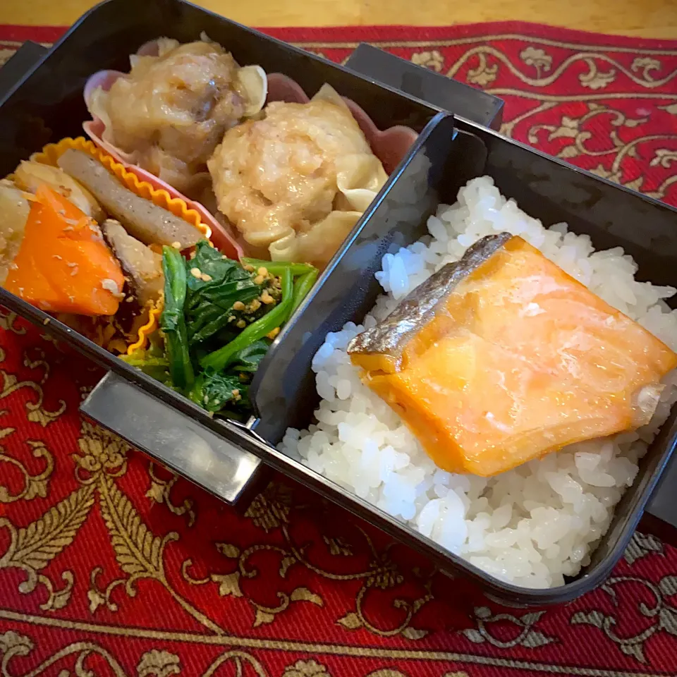 焼売と、筑前煮と、ほうれん草の胡麻和えと、焼き鮭弁当|もえさん