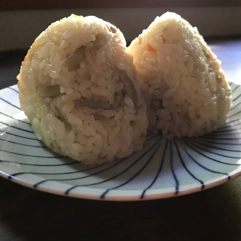 鶏ごぼう炊き込みご飯おむすび🍙　#コズムスビ|koji toyodaさん