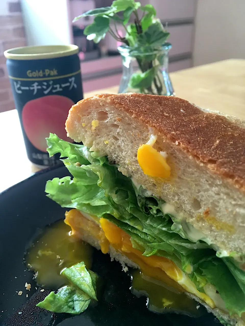 Snapdishの料理写真:朝ごパン〜朝焼きミルク食パン🍞でスパム&半熟目玉焼きのレタスサンドイッチ🍳(´◡`๑)|さくたえさん