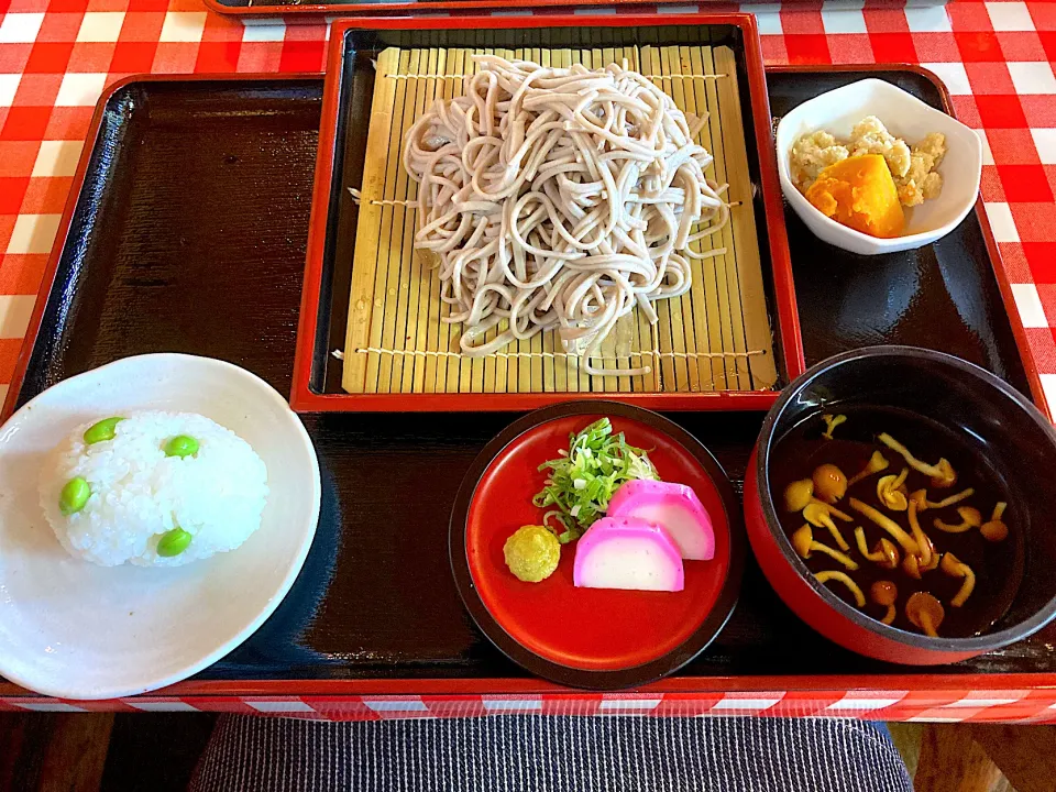 Snapdishの料理写真:本日の賄い(6/7 ナメコザル蕎麦&枝豆おにぎり🍙)|かぴかぴさん