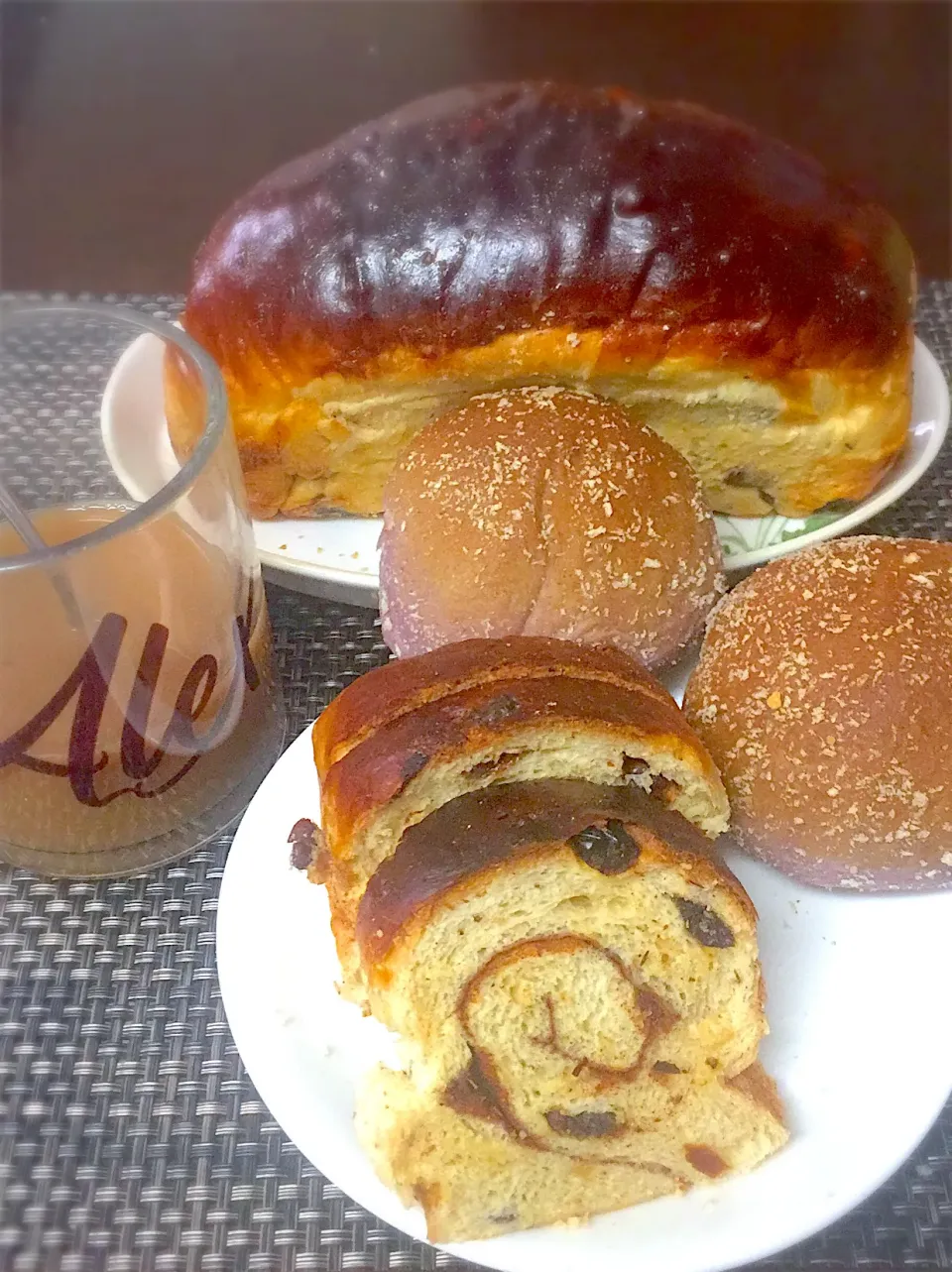 Raisin loaf bread with cinnamon and Ube pandesal my breakfast|Alex Barrionさん