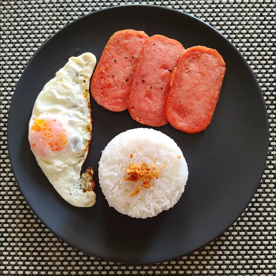 Spam, egg, and rice with toasted garlic bits on top|shehphさん