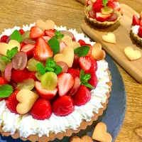 Snapdishの料理写真:🍓苺と2色のぶどうタルト🍇|とーかさん