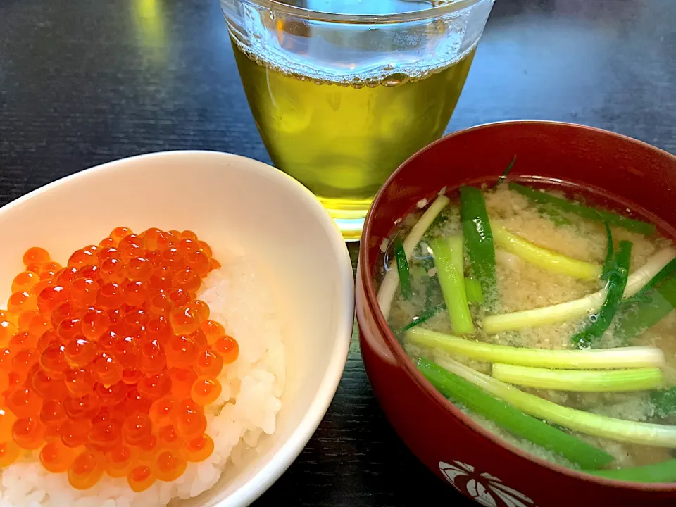 イクラ丼とサバ缶の在宅ランチ|🌸ぴくしー🌸さん