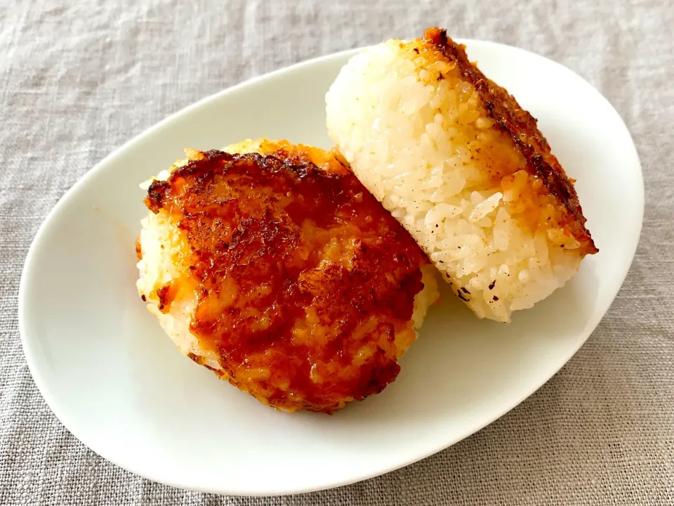 ジンジャーやまざきさんの料理 素手で握らないピリ辛！味噌バター焼きおにぎりのレシピ|はらしおりさん