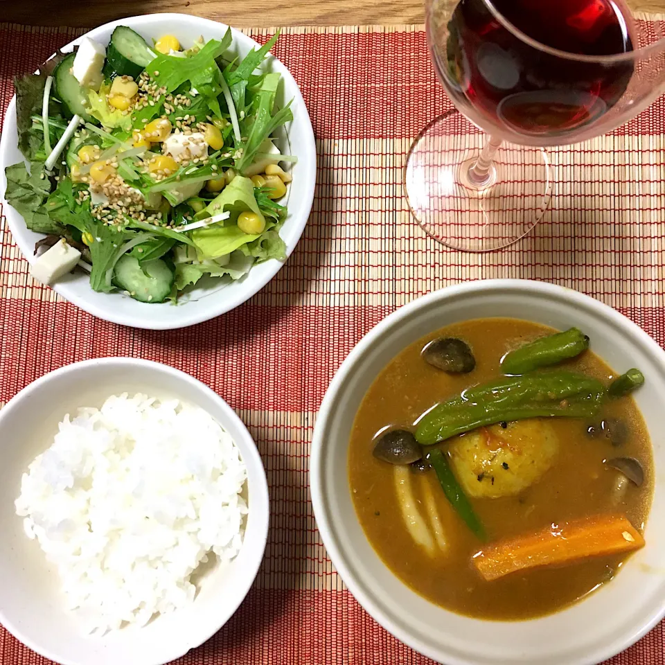 Snapdishの料理写真:2020/06/06 高知の野菜スープカレー(風)、水菜とコーンと豆腐サラダ|kykyさん