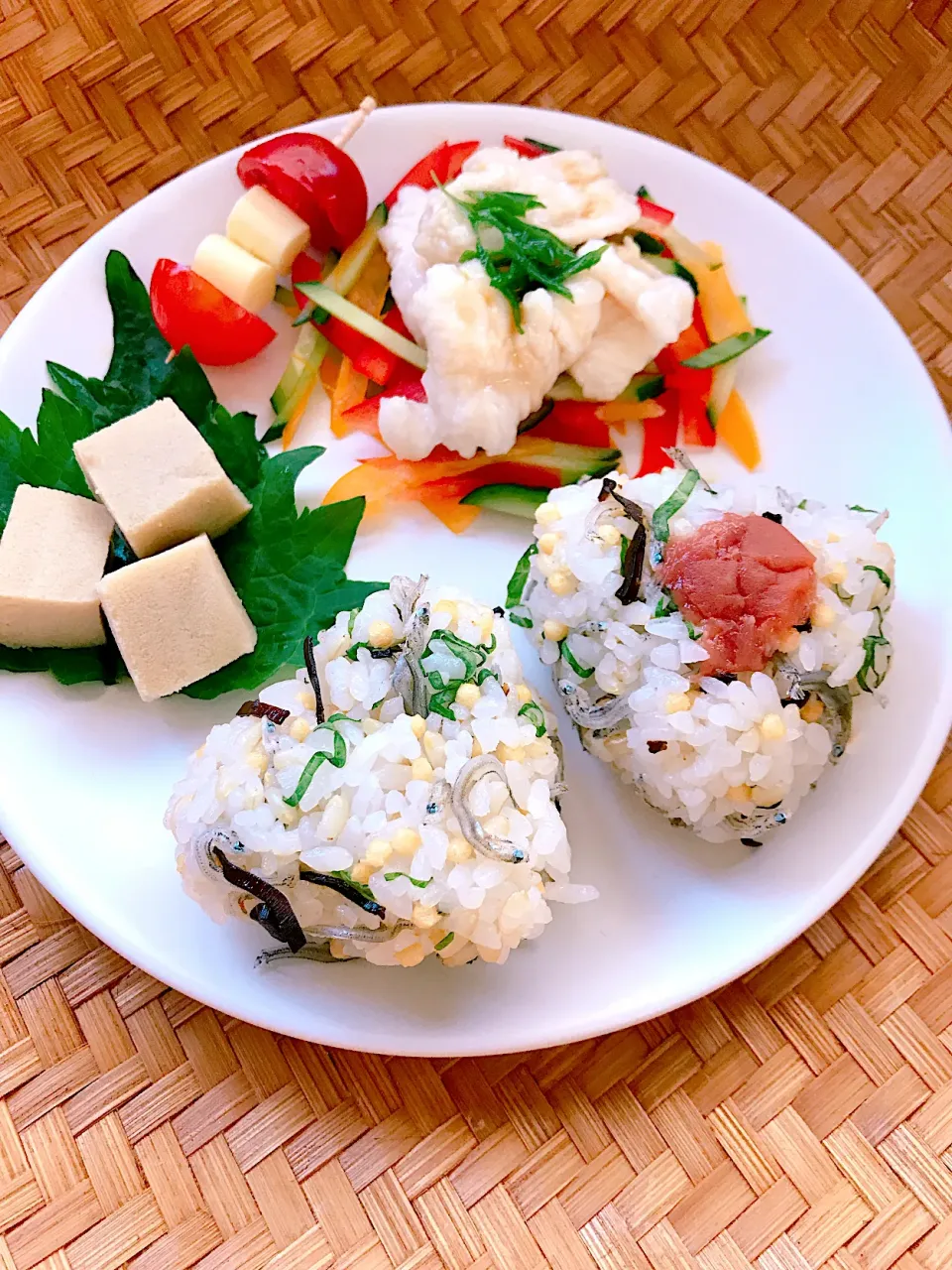 じゃこ🐟、大葉、昆布、ぶぶあられ、梅の混ぜ混ぜおにぎり🍙|めぐぐさん