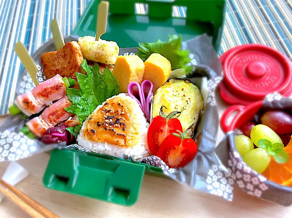 味噌おにぎり🍙マグロ🐟アスパラベーコン🥓ちくわの磯辺揚げ…アボガドのチーズ焼き🧀弁当🍱|Naoさん