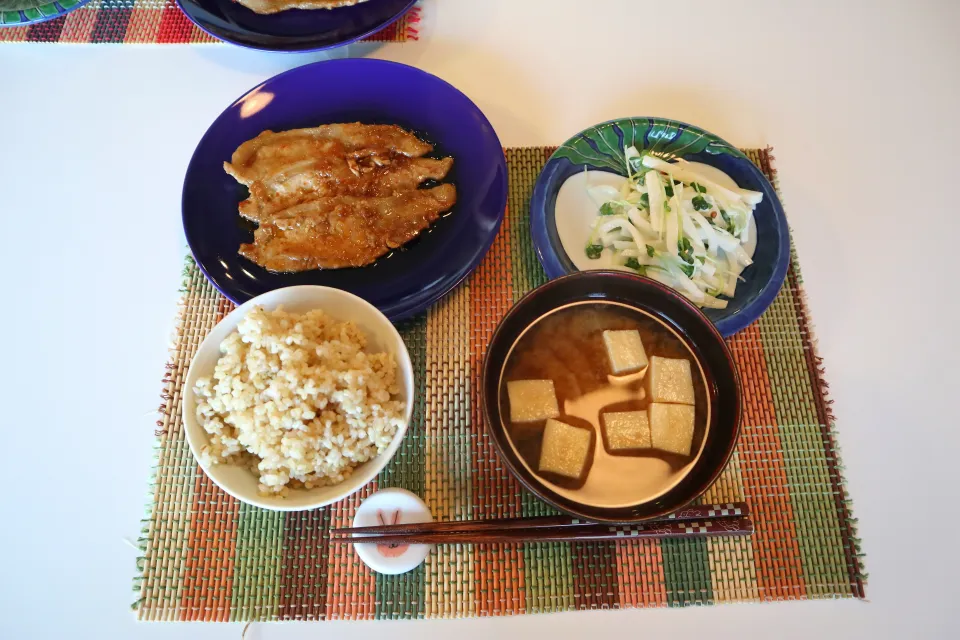 今日の夕食 豚肉の香味ソース焼き、大根サラダ、雑穀米、高野豆腐と玉ねぎの味噌汁|pinknari🐰🌈さん