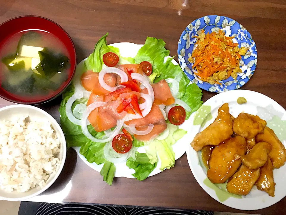 スモークサーモンのサラダ 鶏むね肉の照り焼き 人参しりしり 豆腐とワカメの味噌汁|おさむん17さん