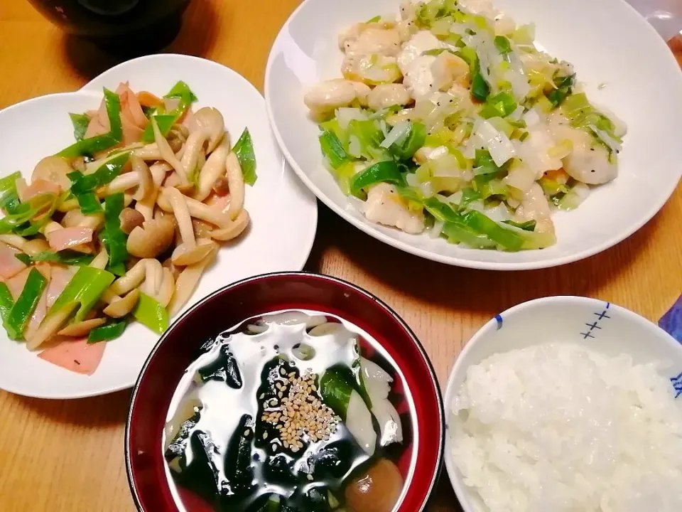 Snapdishの料理写真:鶏胸肉ネギだれ
しめじとハムの醤油痛め
しめじわかめスープ|いちみさん