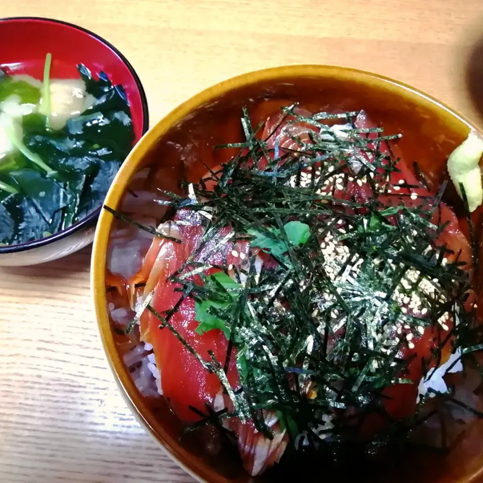 マグロ丼 三葉とお麩のお吸い物|いちみさん