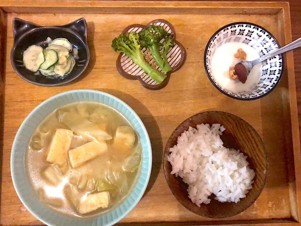 Snapdishの料理写真:ブロッコリーのにんにく醤油炒め、きゅうりゴママヨ和え、キャベツの味噌汁|めぐさん