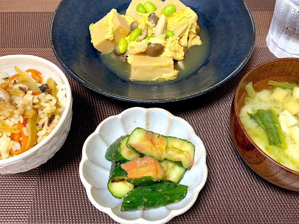 高野豆腐の卵とじ　きゅうりの明太子和え　五目混ぜご飯　小松菜と油揚げの味噌汁|momococoさん