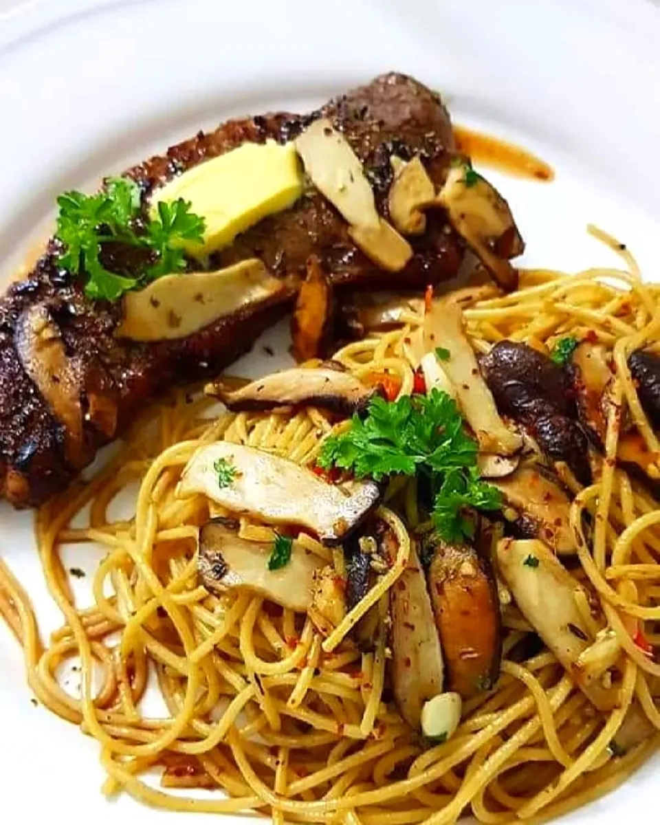 Striploin Steak & Aglio Mushroom|lynnさん