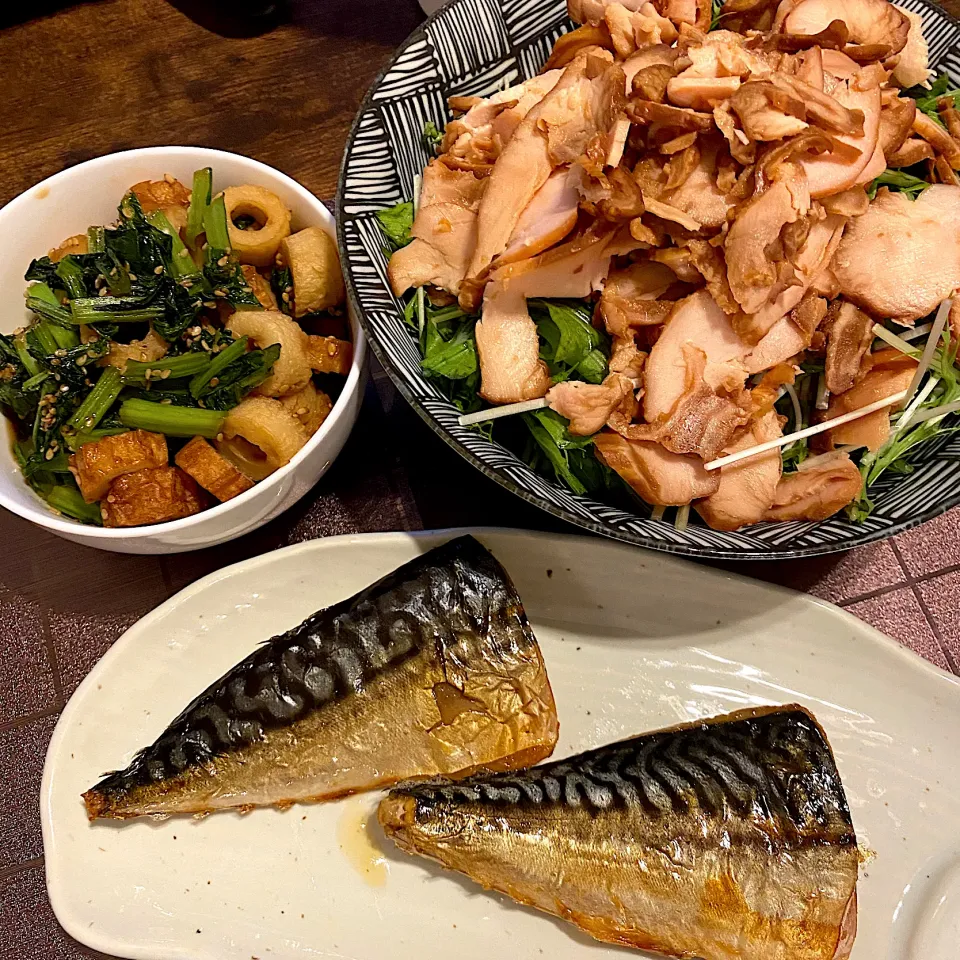 鯖の塩焼き、水菜とチャーシューのサラダ、ちくわと小松菜の炒め物|なつこさん