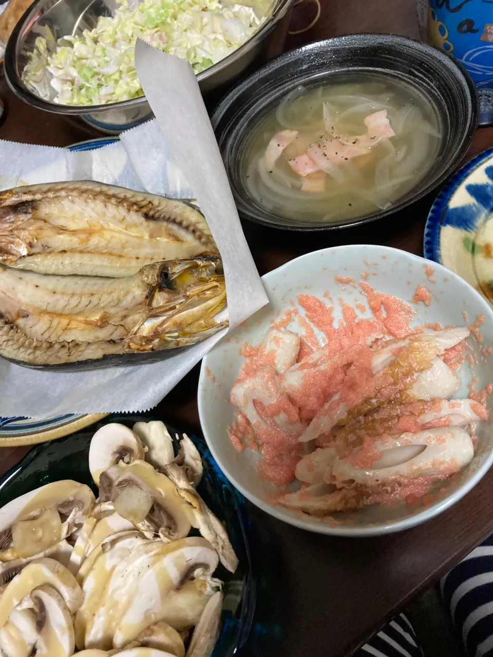 6月8日晩ご飯。魚のひらき、コールスローサラダ、ちくわの明太マヨ和え、生マッシュルーム  、新玉ねぎスープ。|あやさん