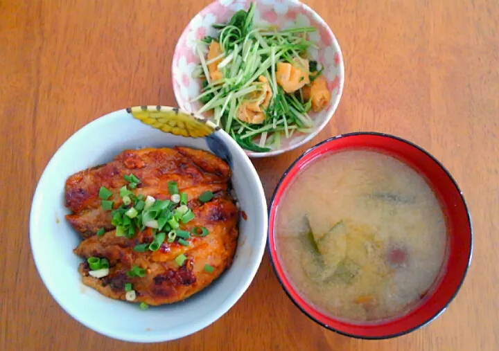 Snapdishの料理写真:６月８日　鰯のかば焼き丼　水菜と油揚げのおひたし　なめことわかめのお味噌汁|いもこ。さん