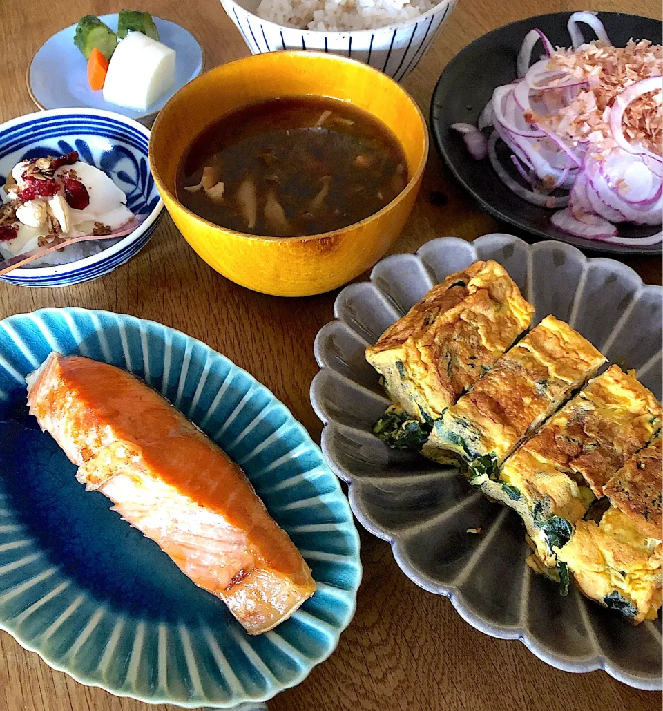 塩シャケと厚焼き玉子の朝ごはん😋|けんちんさん