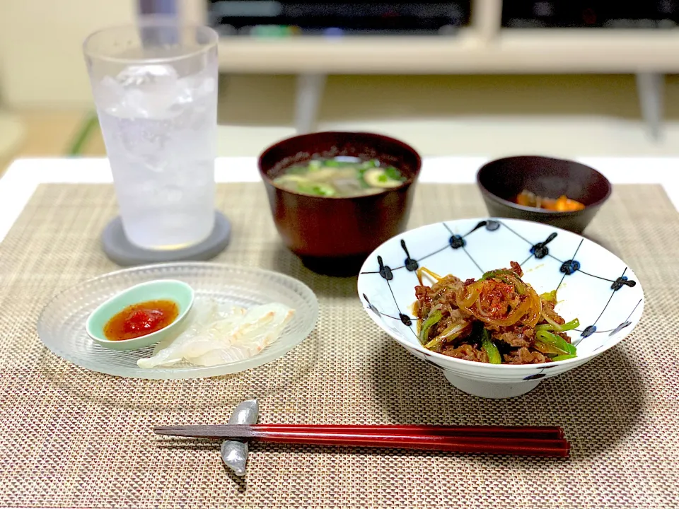 ばんごはん。青椒肉絲、ラタトゥイユ、ヒラメのお刺身、ナスのお味噌汁。|yukiさん