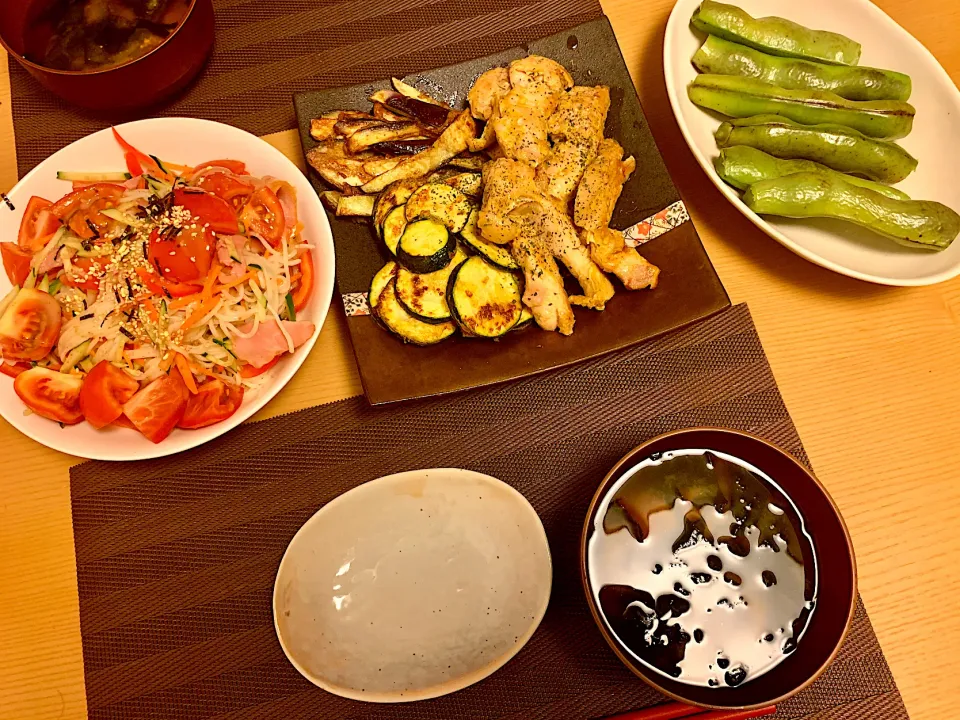 茄子ズッキーニ鶏肉のカレーピカタ、ラーメンサラダ、そら豆グリル、わかめの味噌汁|tsumaminaさん