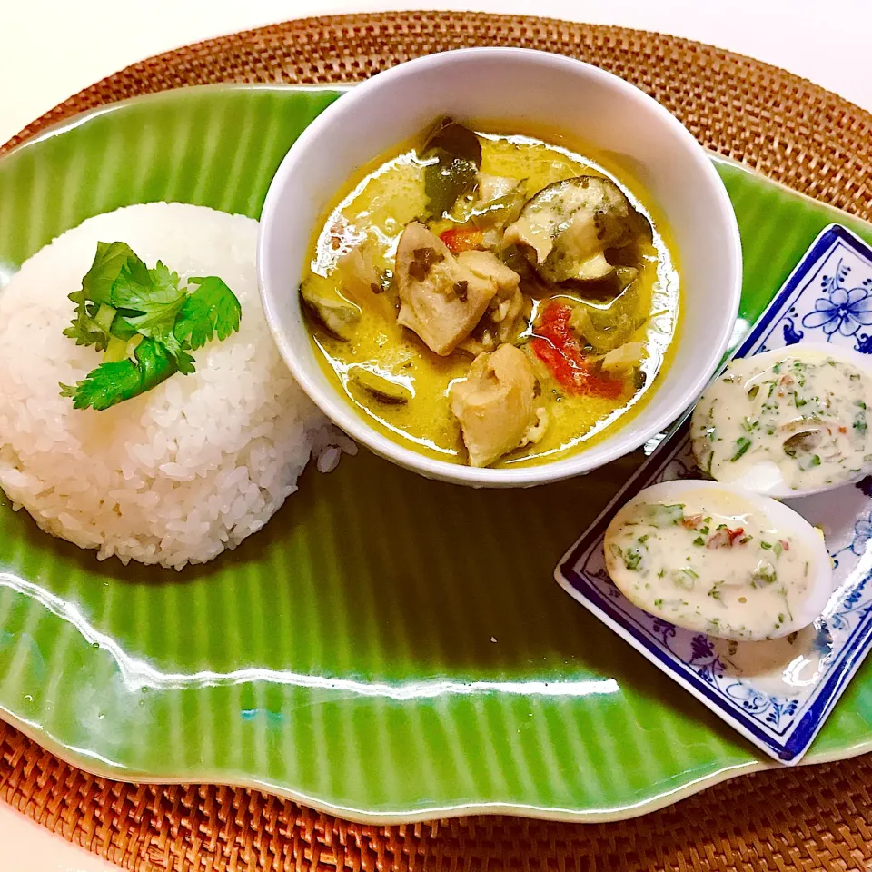 チキンのグリーンカレー。チリマヨソースをかけたゆで卵。|ケイコさん