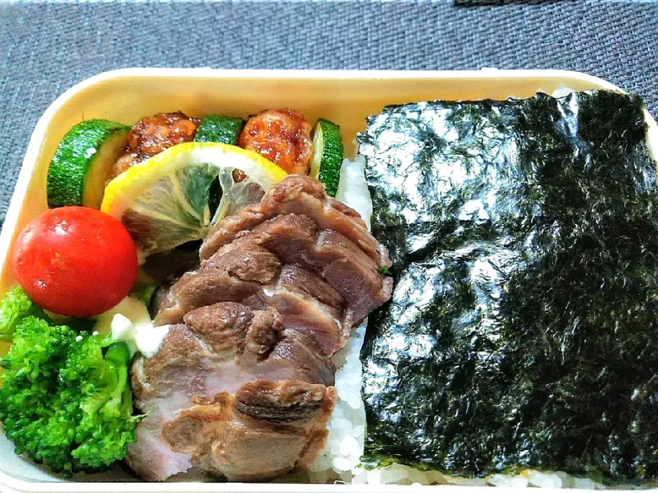 お弁当、手作り煮豚とズッキーニのハンバーグはさみ|momoさん