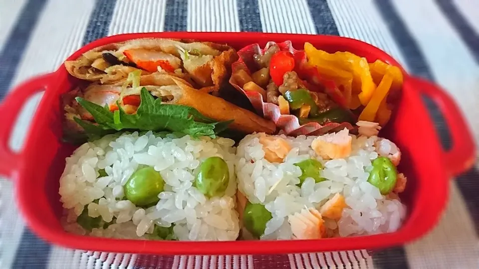 Snapdishの料理写真:★今日のお弁当★
☆豆ご飯の俵おにぎり(鮭ほぐし入り)
☆春巻と青椒肉絲
☆ヨーグルト|☆Chieco☆さん