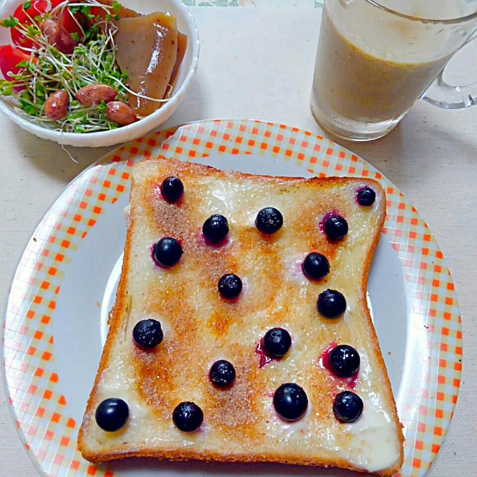 サワーベリートースト🍞サワークリームとブルーベリーのシナモンシュガートースト|うたかた。さん