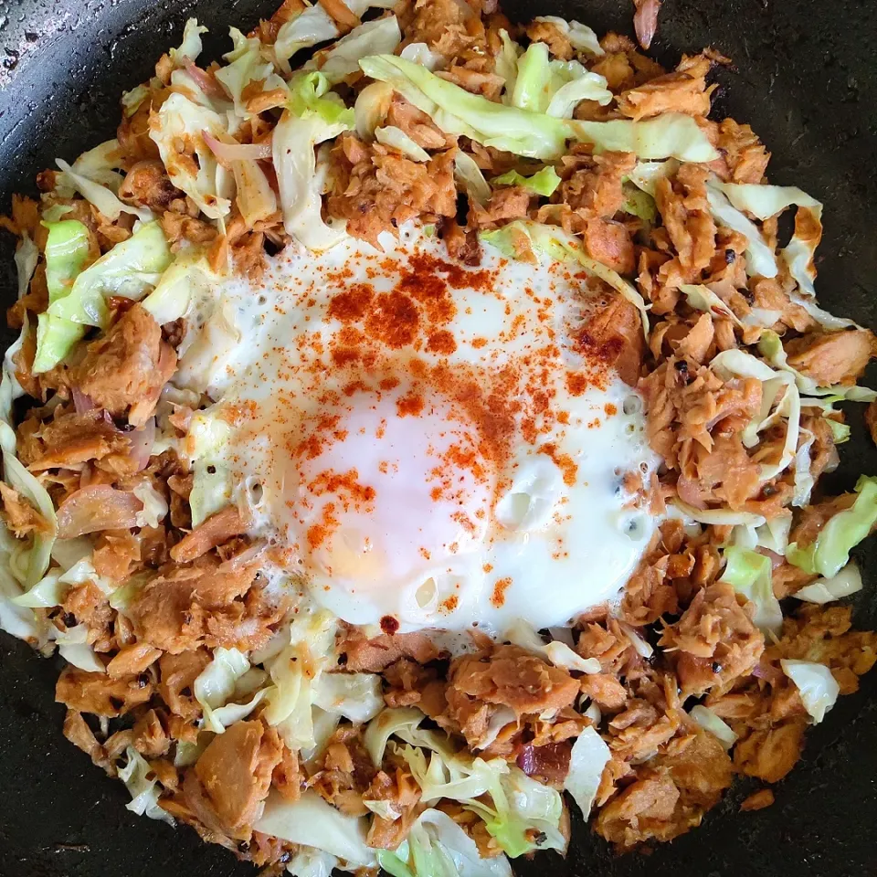 stir-fried canned tuna with cabbage and sunny-side-up egg sprinkled with Spanish paprika|shehphさん