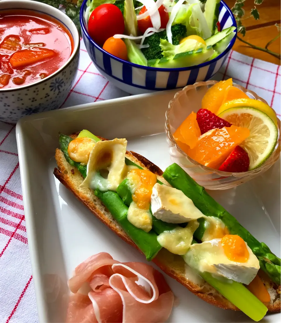 🥗🍅野菜たっぷり❣️旬のアスパラとカマンベールのタルティーヌ&ミネストローネとサラダ🥗🍅|Hollyさん