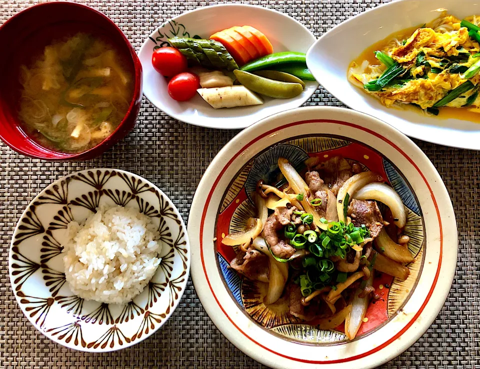 Snapdishの料理写真:牛肉とたまねぎの黒胡椒炒め&ニラ玉定食🍚|saoricocoさん