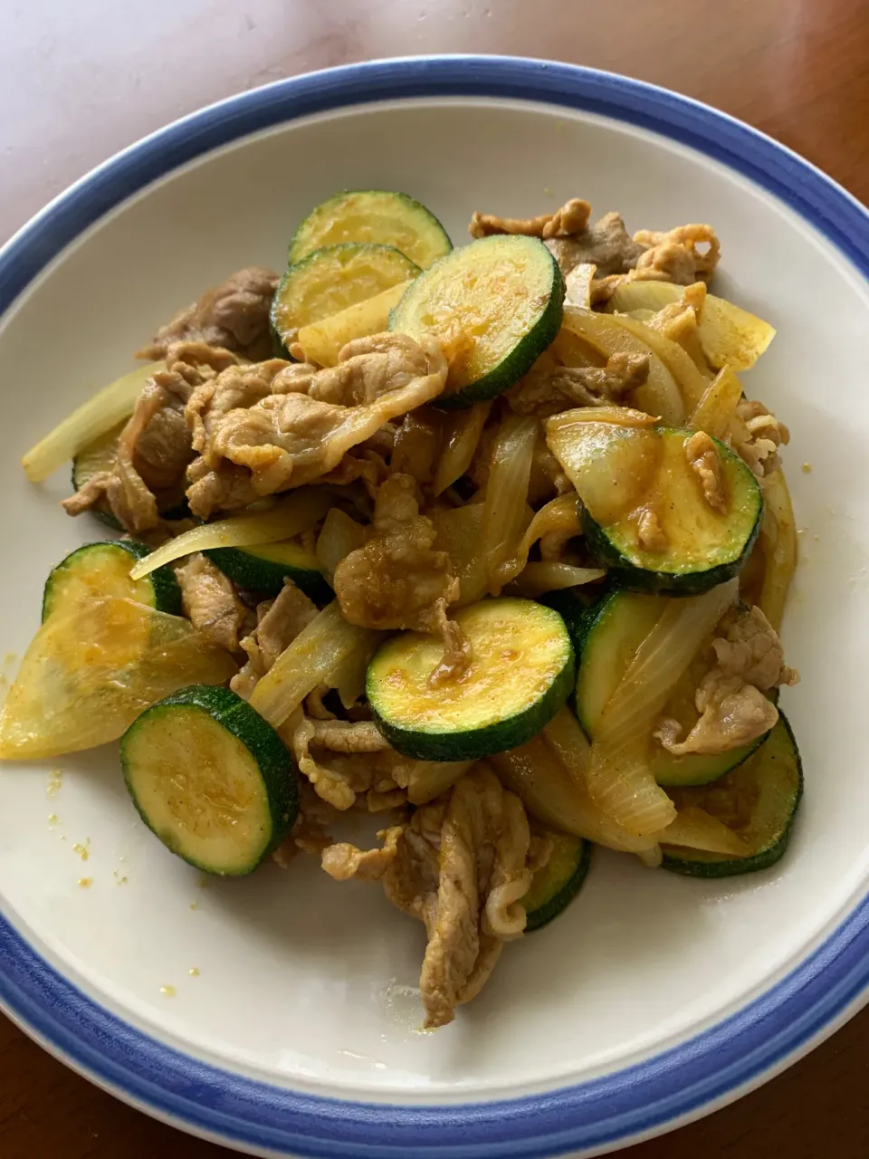 ズッキーニと新玉ネギ豚肉の炒め物　食欲が進みます。|レモンさん