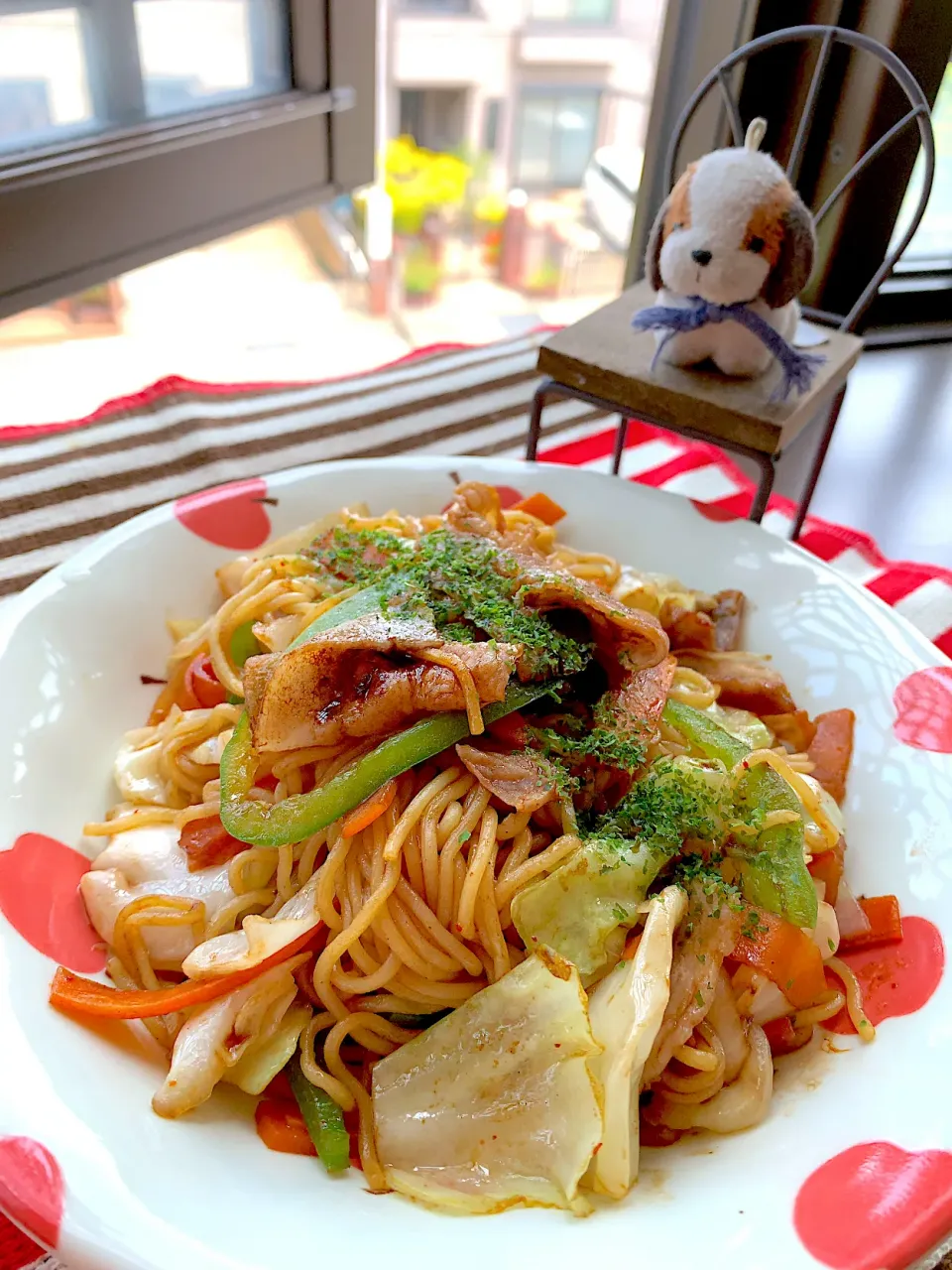 お昼は焼きそばぁ〜ん♥(ˆ⌣ˆԅ)|ビーグルさん