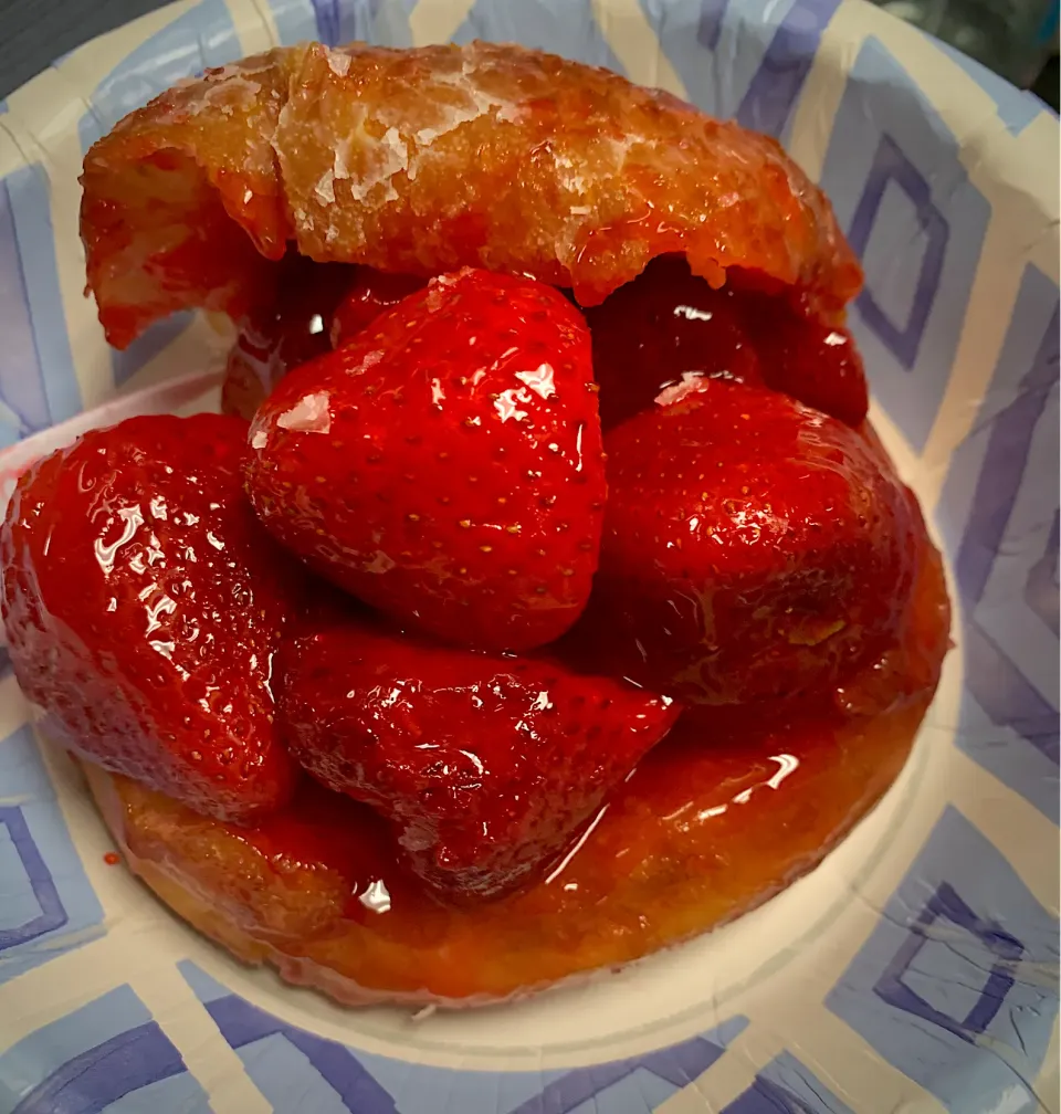 Snapdishの料理写真:Fresh strawberry glazed donut🍓🍩|🌺IAnneさん