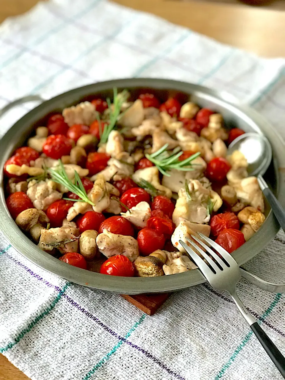 Snapdishの料理写真:Masumiさんの料理 鶏肉とフレッシュトマトのハーブ焼✨|SnapdishJPさん