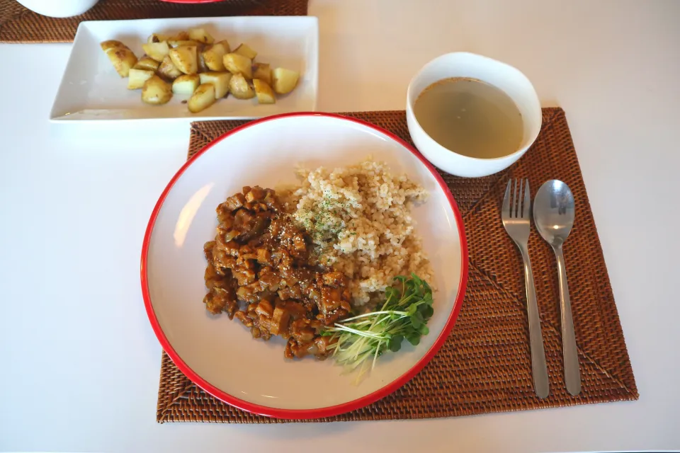 今日の夕食 高野豆腐のキーマカレー、アンチョビポテト、わかめスープ|pinknari🐰🌈さん