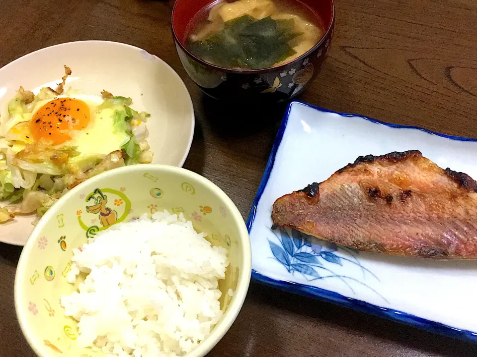 Snapdishの料理写真:焼魚、しめじと揚げの味噌汁、巣籠もり卵|りかさん