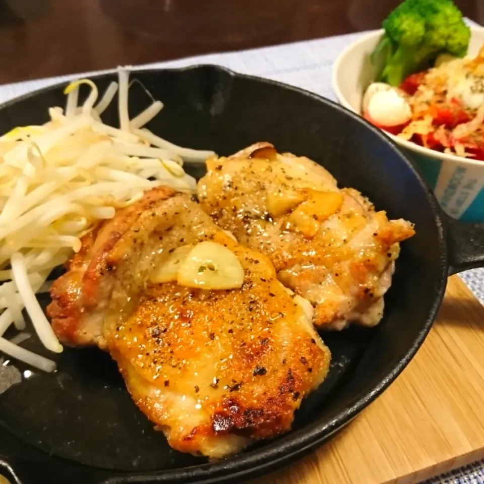 Snapdishの料理写真:チキンの香草焼き！(*^^*)
トマトとモッチァレラチーズのサラダ|しーPaPaさん