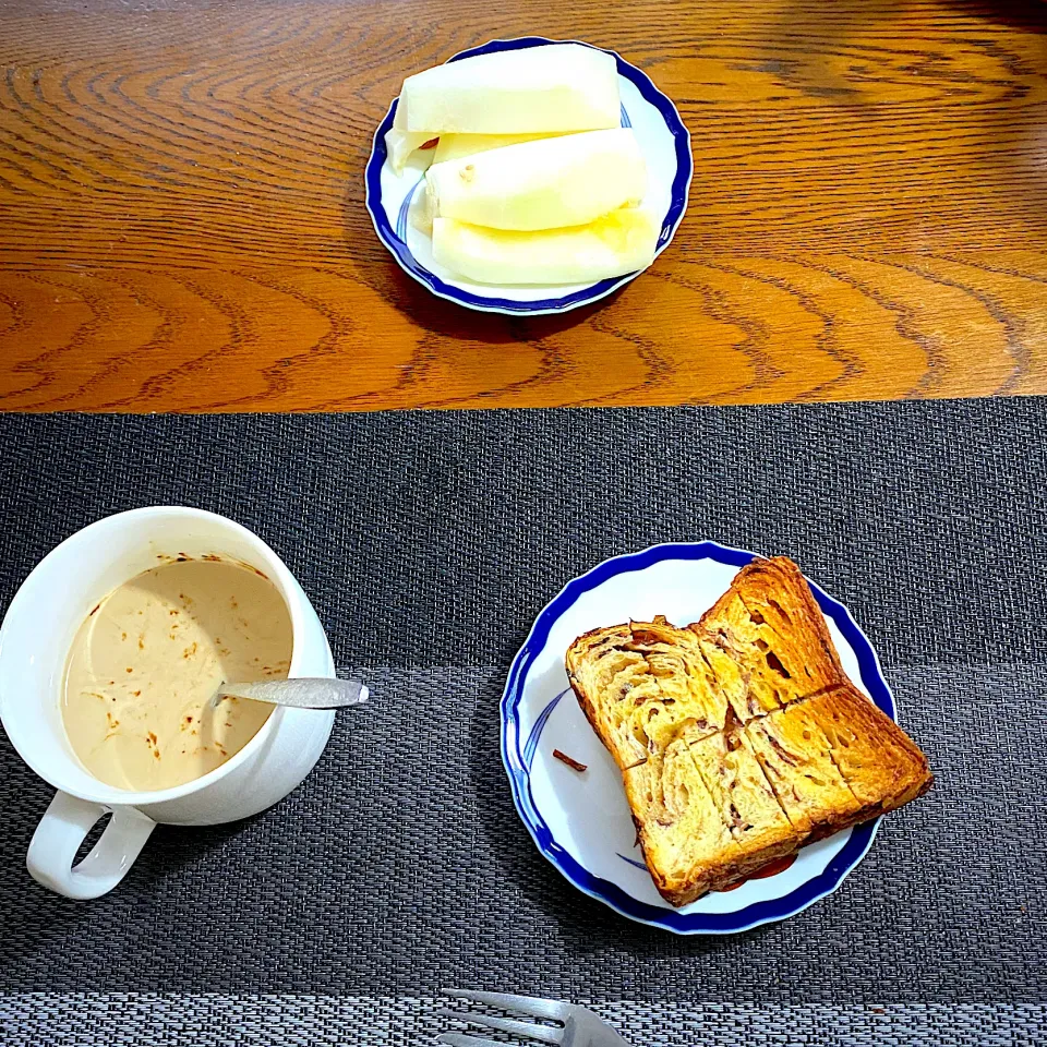 6月9日 朝ごはん　デニッシュあん食パン、カフェオレ、黄瓜|yakinasuさん