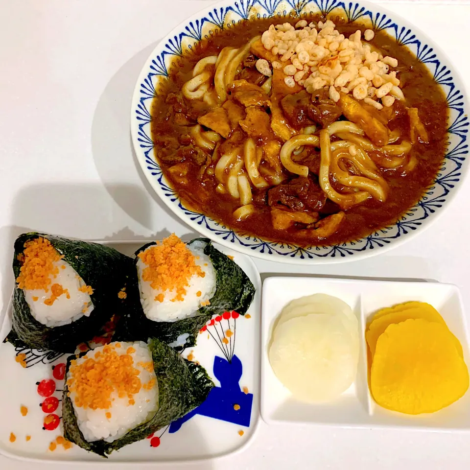 Snapdishの料理写真:夜ご飯☺︎ 鮭おにぎり☆たくあん☆カレーうどん|とまこ(*^o^*)さん