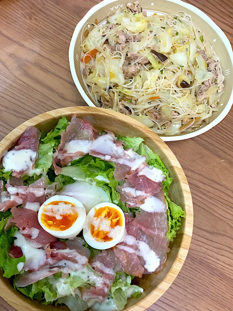 Snapdishの料理写真:焼きビーフン、シーザーサラダ🥗|ゆーママさん