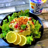 BifiXヨーグルト+BOSCOオリーブオイルで朝の栄養補給‼️トマト🍅とアボカド🥑のおからサラダ🥗