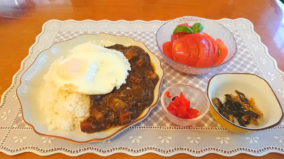 Snapdishの料理写真:☆ビーフカレー
☆ハッチクと昆布の佃煮
☆冷やしトマト
☆福神漬|chikakoさん