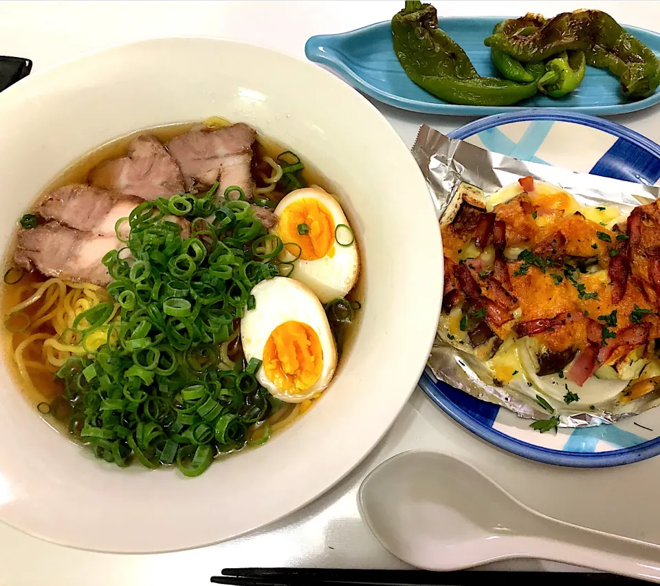 醤油ラーメン　水なすベーコン玉ねぎとろーりチーズ　焼きししとう|まり＊さん