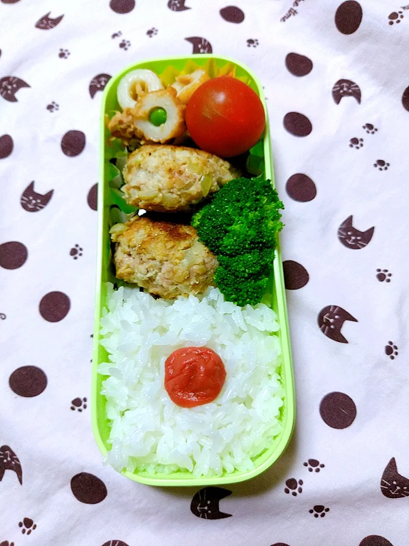 Snapdishの料理写真:ハンバーグ、ちくわとツナの甘辛炒め弁当|ゆっきーさん