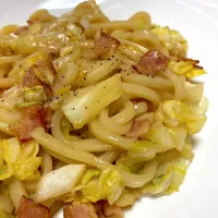 キャベツとベーコンのにんにく味噌バター焼きうどん|miio25さん